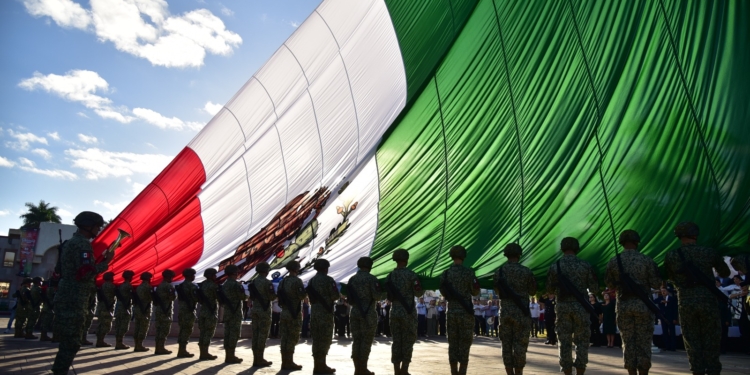 ENCABEZA JAVIER LAMARQUE IZAMIENTO DE BANDERA PARA CONMEMORAR EL 115 ANIVERSARIO DE LA REVOLUCIÓN MEXICANA