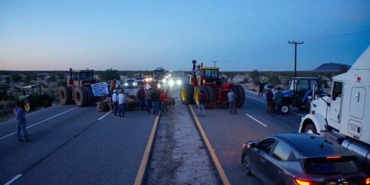 CUARTO DÍA DE BLOQUEOS CARRETEROS EN LOS ESTADOS; SIGUEN NEGOCIACIONES