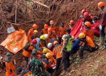 DESLIZAMIENTO DE TIERRA EN INDONESIA DEJA 18 MUERTOS Y DECENAS DE DESAPARECIDOS