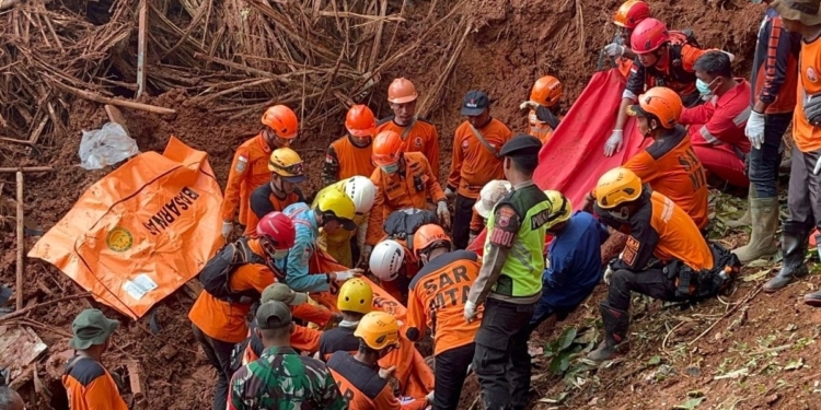 DESLIZAMIENTO DE TIERRA EN INDONESIA DEJA 18 MUERTOS Y DECENAS DE DESAPARECIDOS