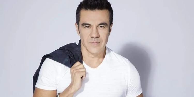 ADRIÁN URIBE ES HOSPITALIZADO Y OPERADO DE EMERGENCIA