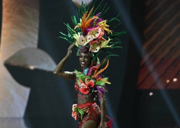 MISS JAMAICA SUFRE BRUTAL CAÍDA DEL ESCENARIO EN LA PRELIMINAR DE MISS UNIVERSO 2025