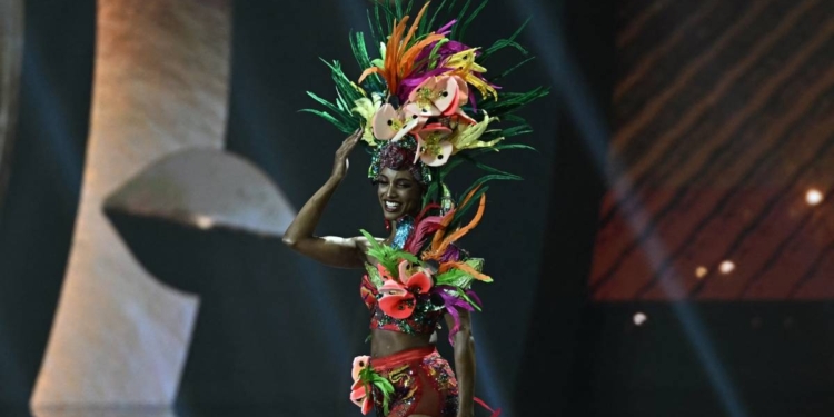 MISS JAMAICA SUFRE BRUTAL CAÍDA DEL ESCENARIO EN LA PRELIMINAR DE MISS UNIVERSO 2025
