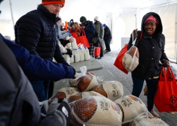 FAMILIAS MIGRANTES VIVEN UNA CENA DE ACCIÓN DE GRACIAS CON SILLAS VACÍAS