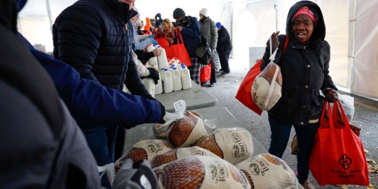 FAMILIAS MIGRANTES VIVEN UNA CENA DE ACCIÓN DE GRACIAS CON SILLAS VACÍAS