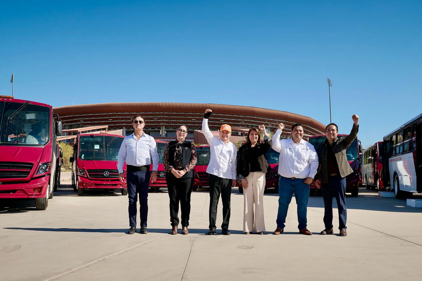 GOBERNADOR DURAZO ENTREGA UNIDADES PARA UN TRANSPORTE PÚBLICO MÁS SEGURO Y MODERNO, SIN AUMENTO A TARIFAS