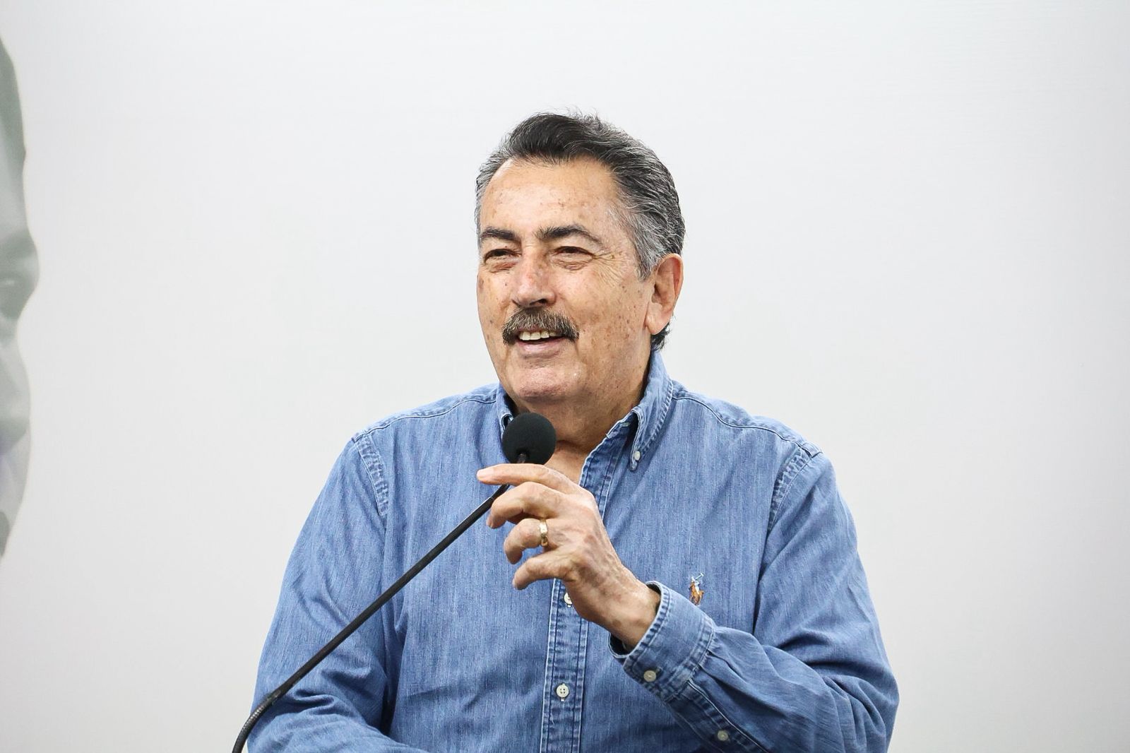 DESEA JAVIER LAMARQUE FELICES FIESTAS A LAS FAMILIAS DE CAJEME