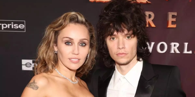 MILEY CYRUS Y MAXX MORANDO SE COMPROMETEN TRAS 4 AÑOS DE RELACIÓN