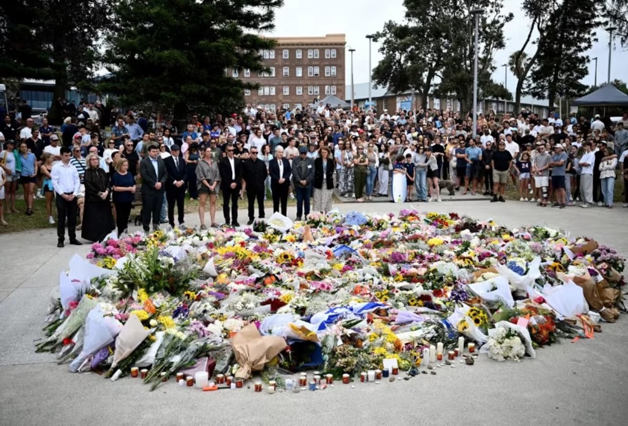 SUBE A 16 SALDO DE MUERTOS EN TIROTEO EN PLAYA DE AUSTRALIA