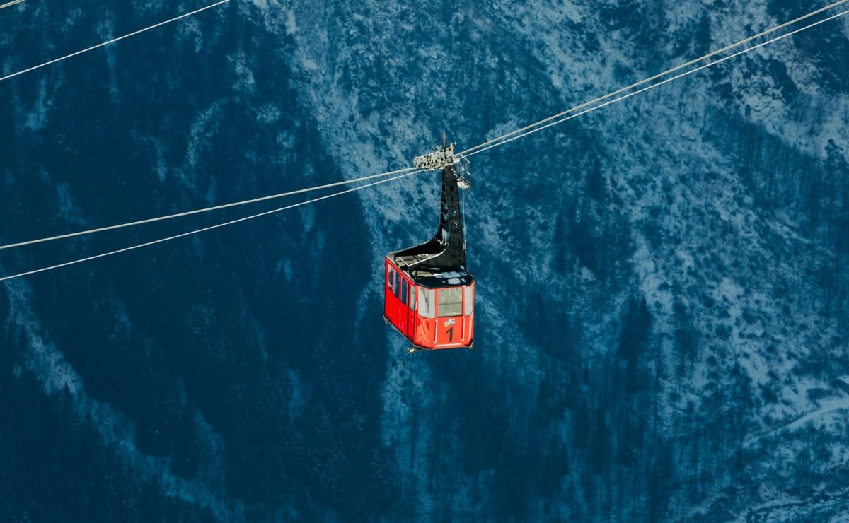 INCIDENTE EN TELEFÉRICO DEJA CIENTOS DE PERSONAS ATRAPADAS EN LOS ALPES ITALIANOS