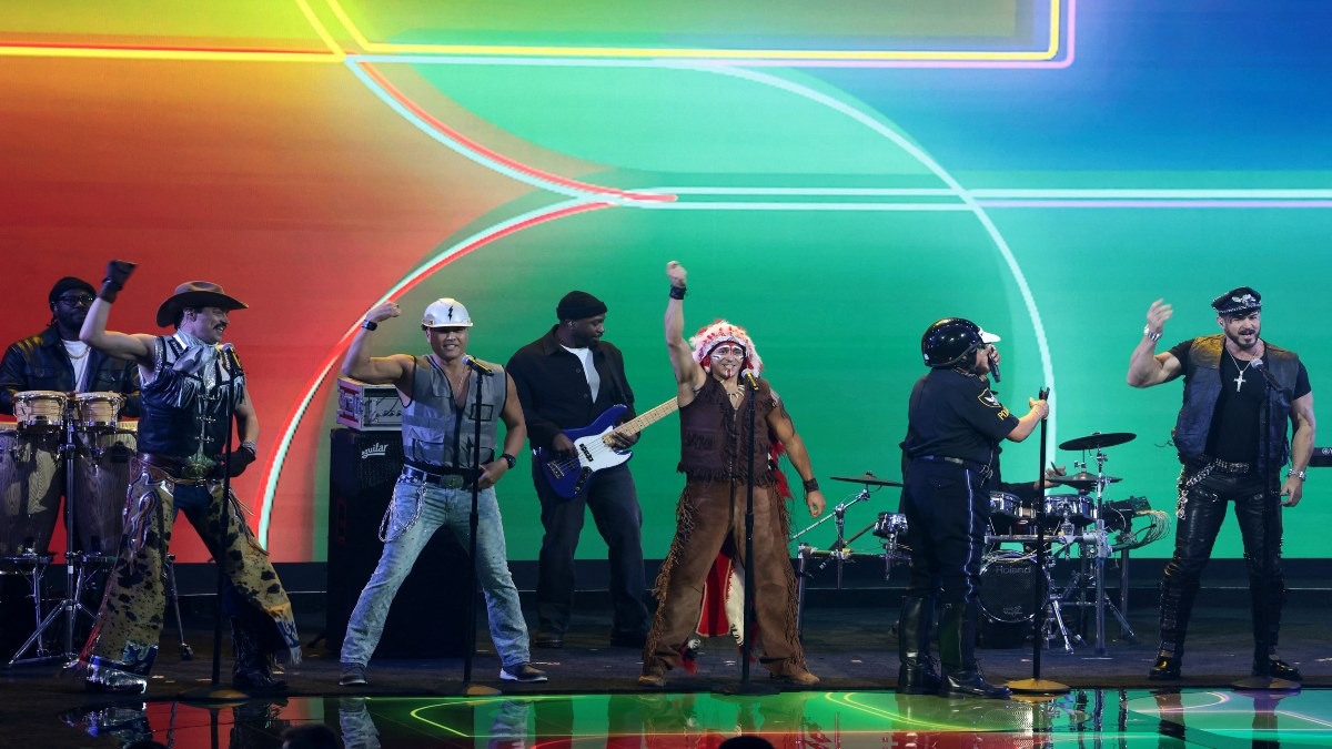 VILLAGE PEOPLE DA CONCIERTO EN EL SORTEO DEL MUNDIAL Y TRUMP SE HECHA SUS PASITOS