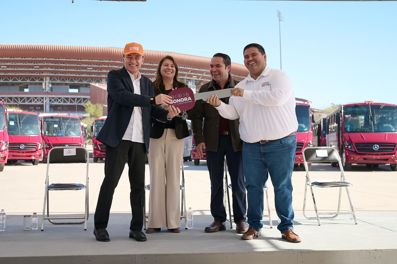 GOBERNADOR DURAZO MODERNIZA FLOTA DE TRANSPORTE EN HERMOSILLO CON 49 NUEVAS UNIDADES SIN AUMENTO A TARIFA