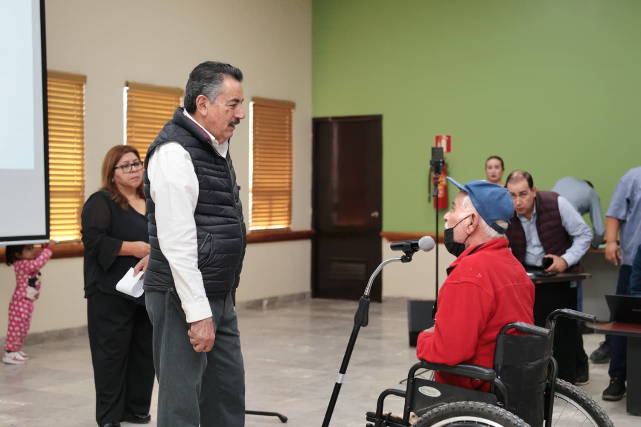 ATIENDE JAVIER LAMARQUE SOLICITUDES CIUDADANAS EN AUDIENCIA DEL PUEBLO