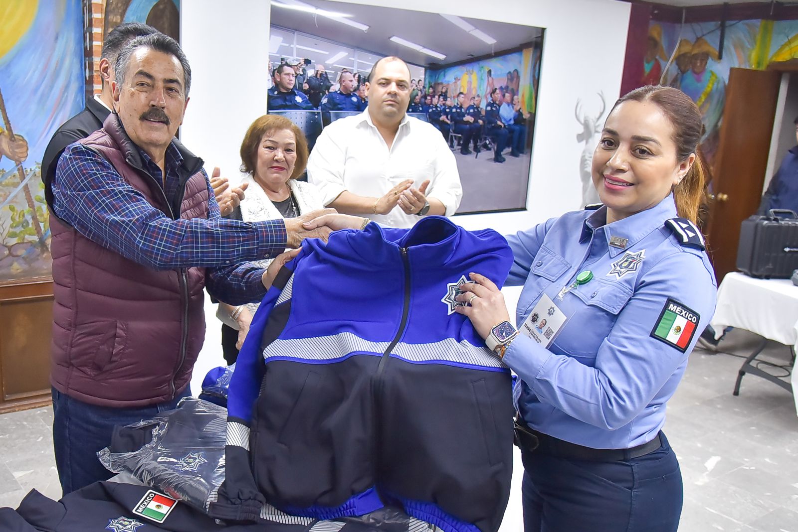 ENTREGA GOBIERNO MUNICIPAL DE CAJEME CHAMARRAS Y DRONES A LA POLICÍA MUNICIPAL