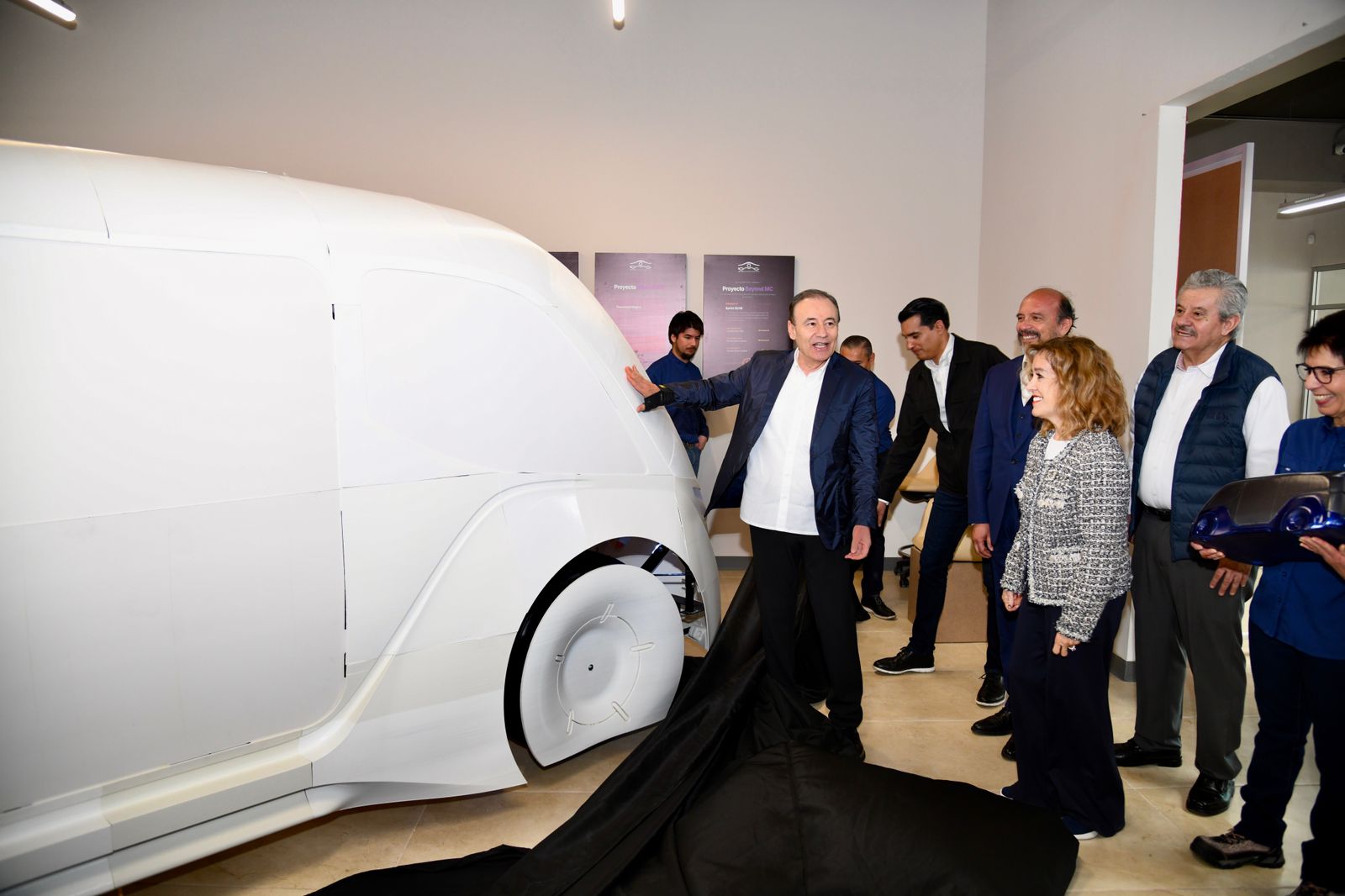 GOBERNADOR DURAZO SUPERVISA AVANCES DEL PRIMER VEHÍCULO ELÉCTRICO QUE SE CONSTRUYE EN SONORA