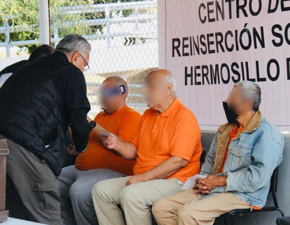 RECIBE POBLACIÓN DEL CERESO 2 EN HERMOSILLO DONACIÓN DE LENTES DE LECTURA: SIEP