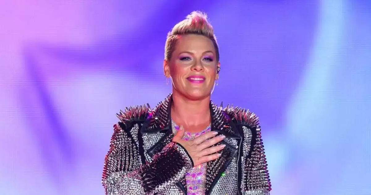 PINK RECIBE EL 2026 DESDE EL HOSPITAL TRAS CIRUGÍA