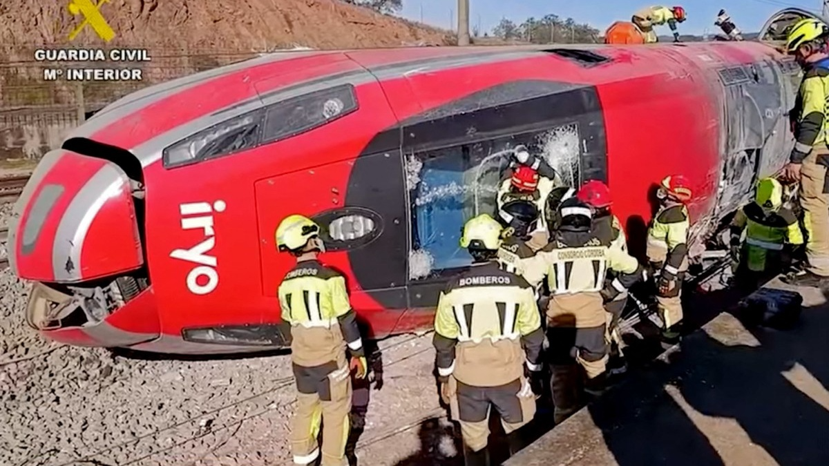 TRAGEDIA FERROVIARIA EN ESPAÑA: OPERADORA INFORMA CAUSAS PRELIMINARES DEL CHOQUE DE TRENES