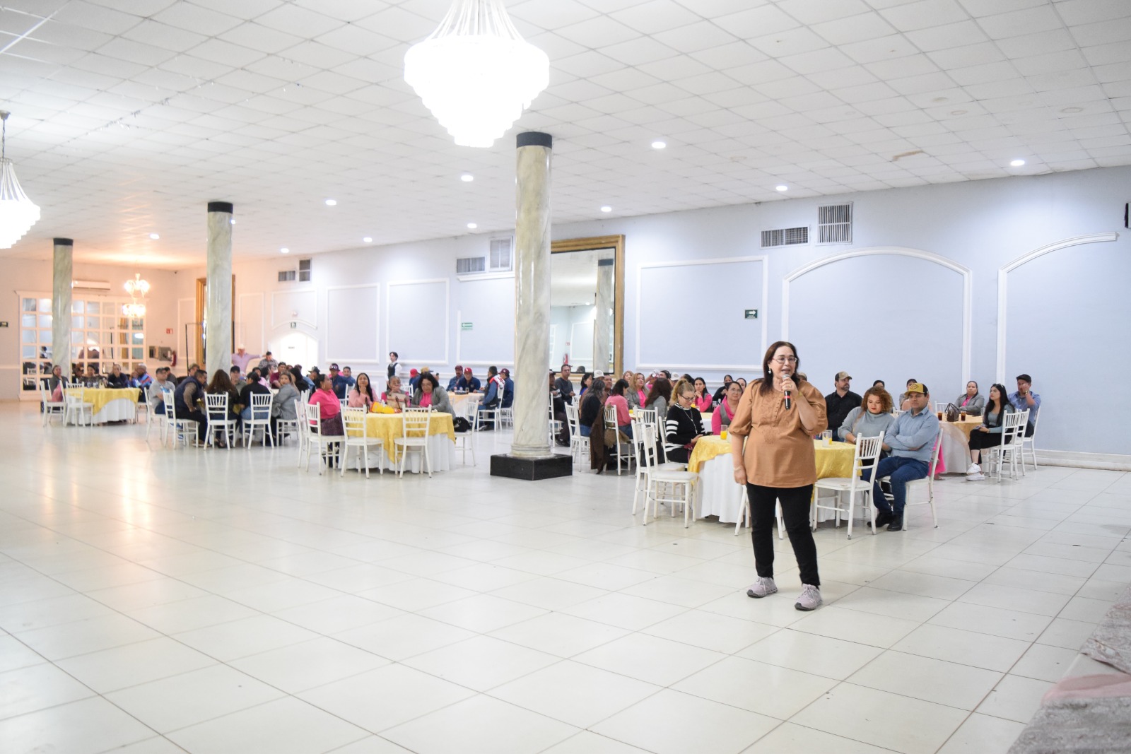 FESTEJA AYUNTAMIENTO A RECOLECTORES DE BASURA, PERSONAL DE SERVICIOS GENERALES Y AUXILIARES DE INTENDENCIA EN SU DÍA