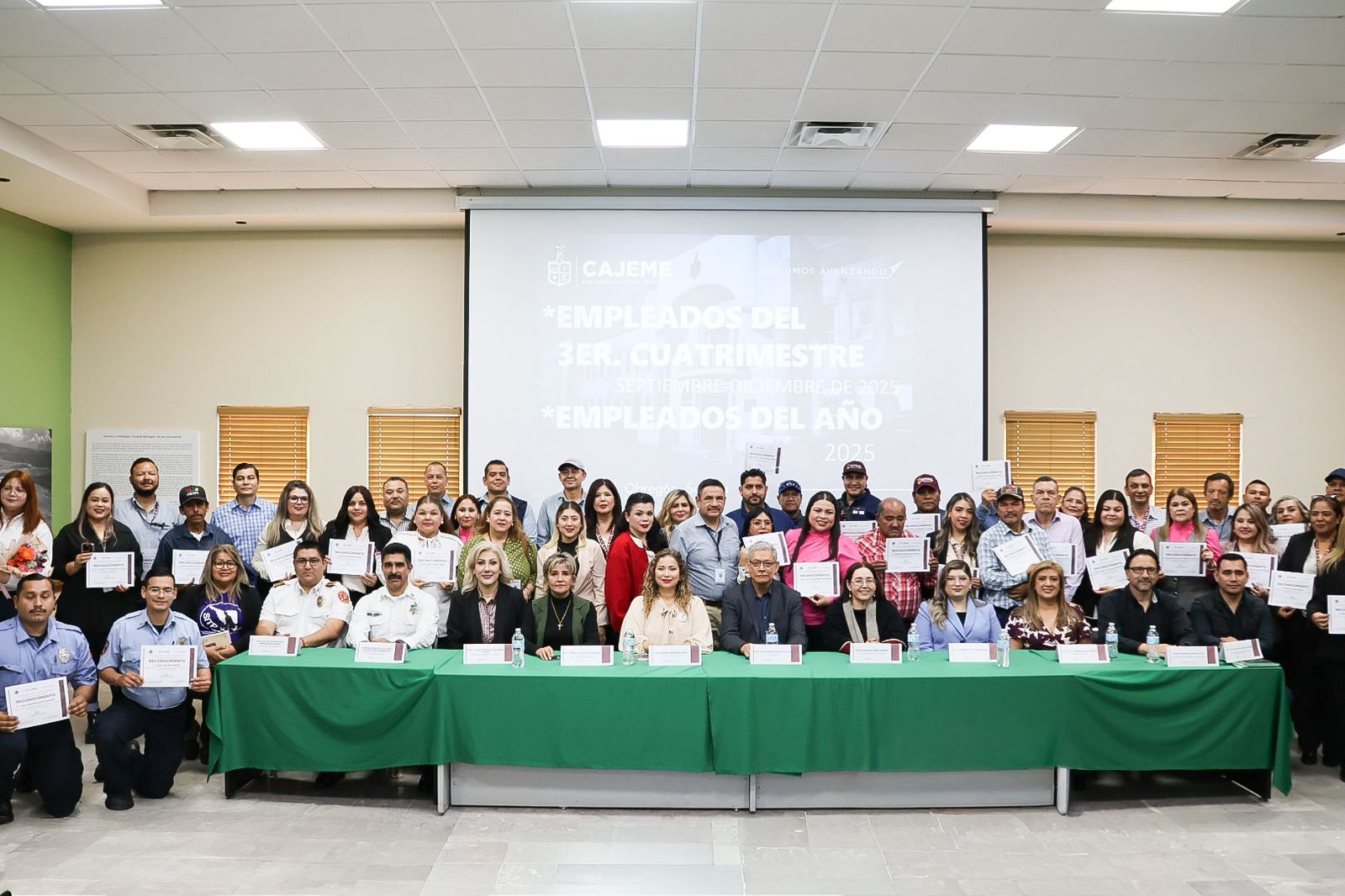 RECONOCEN POR SU DESEMPEÑO A EMPLEADOS DEL AÑO Y DEL TERCER CUATRIMESTRE 2025