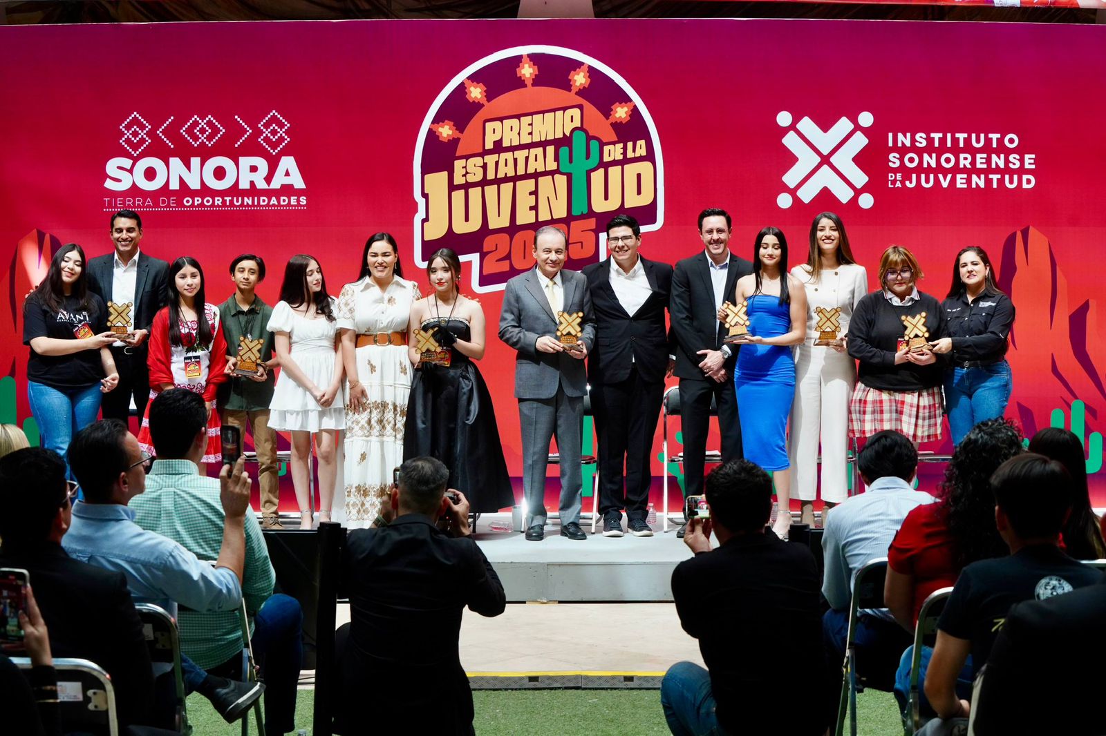 DURAZO AMPLÍA EL PREMIO ESTATAL DE LA JUVENTUD: MÁS JÓVENES RECONOCIDOS Y PREMIO DE 200 MIL PESOS