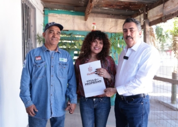 FAMILIAS DE CAJEME CUMPLEN EL SUEÑO DE TENER LAS ESCRITURAS DE SUS VIVIENDAS GRACIAS A LAS GESTIONES DE JAVIER LAMARQUE