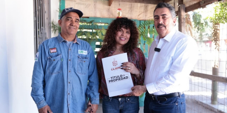 FAMILIAS DE CAJEME CUMPLEN EL SUEÑO DE TENER LAS ESCRITURAS DE SUS VIVIENDAS GRACIAS A LAS GESTIONES DE JAVIER LAMARQUE