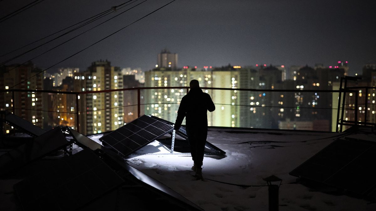 KIEV RESISTE EN LA OSCURIDAD: VECINOS SE ORGANIZAN PARA SOBREVIVIR A LOS APAGONES