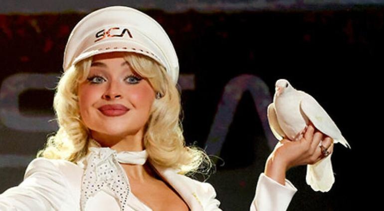 CRITICÓ PETA A SABRINA CARPENTER POR USAR UNA PALOMA EN SU SHOW