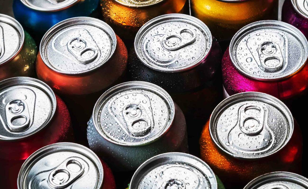 UTILIZAN LATAS DE JUGO PARA VERDER BEBIDAS ALCHOLICAS