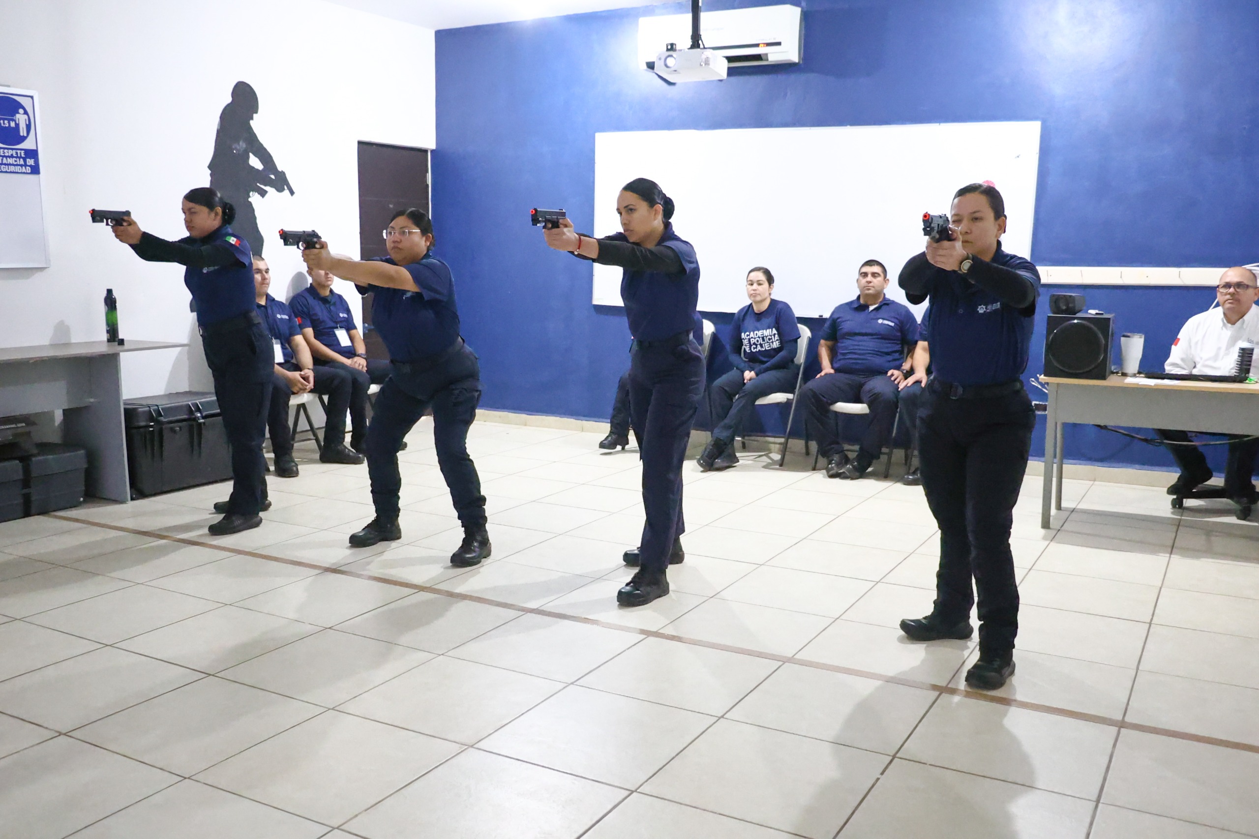 CAPACITAN A CADETES DE LA ACADEMIA DE POLICÍA DE CAJEME EN SIMULADOR DE TIRO