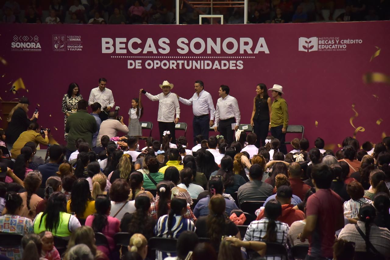 ENTREGAN BECAS GOBIERNO MUNICIPAL Y ESTATAL A NIÑAS Y NIÑOS DE CAJEME