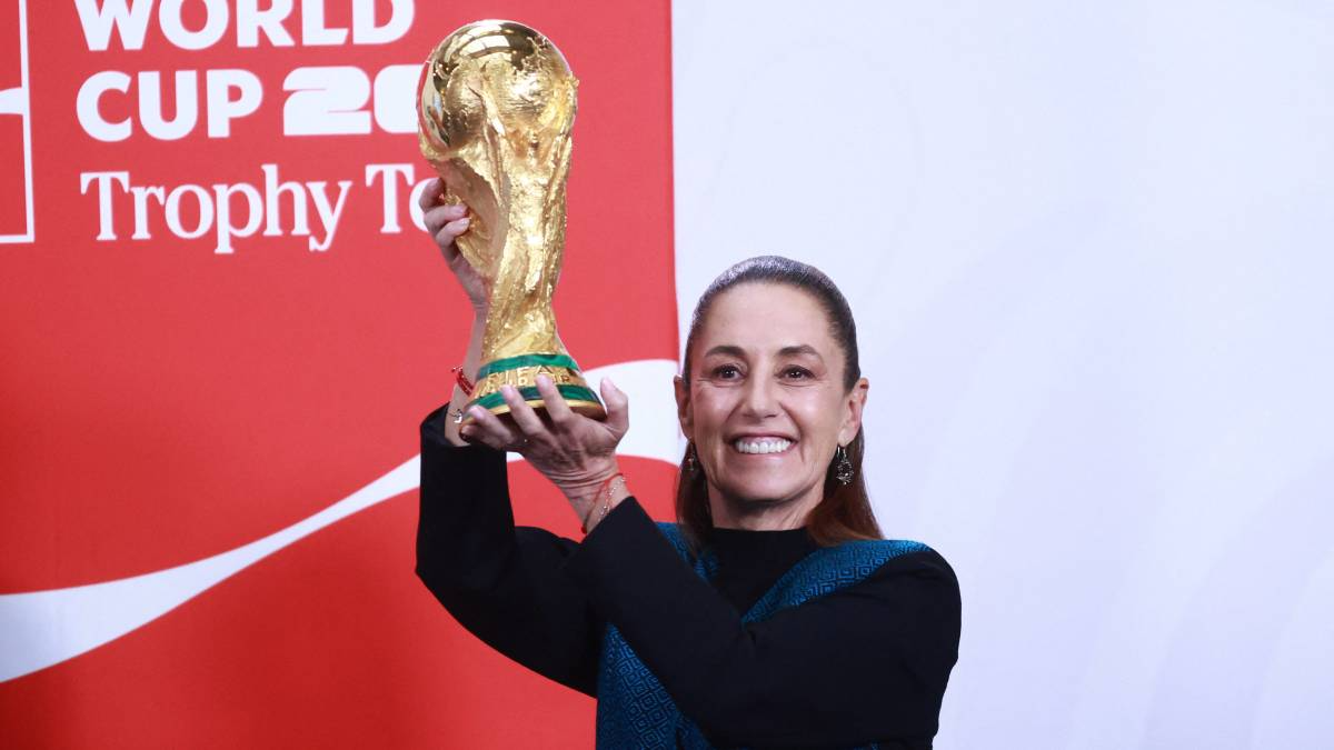 CLAUDIA SHEINBAUM LEVANTA EL TROFEO DE LA COPA MUNDIAL DE FUTBOL A 100 DÍAS DEL INICIO DEL TORNEO DE LA FIFA