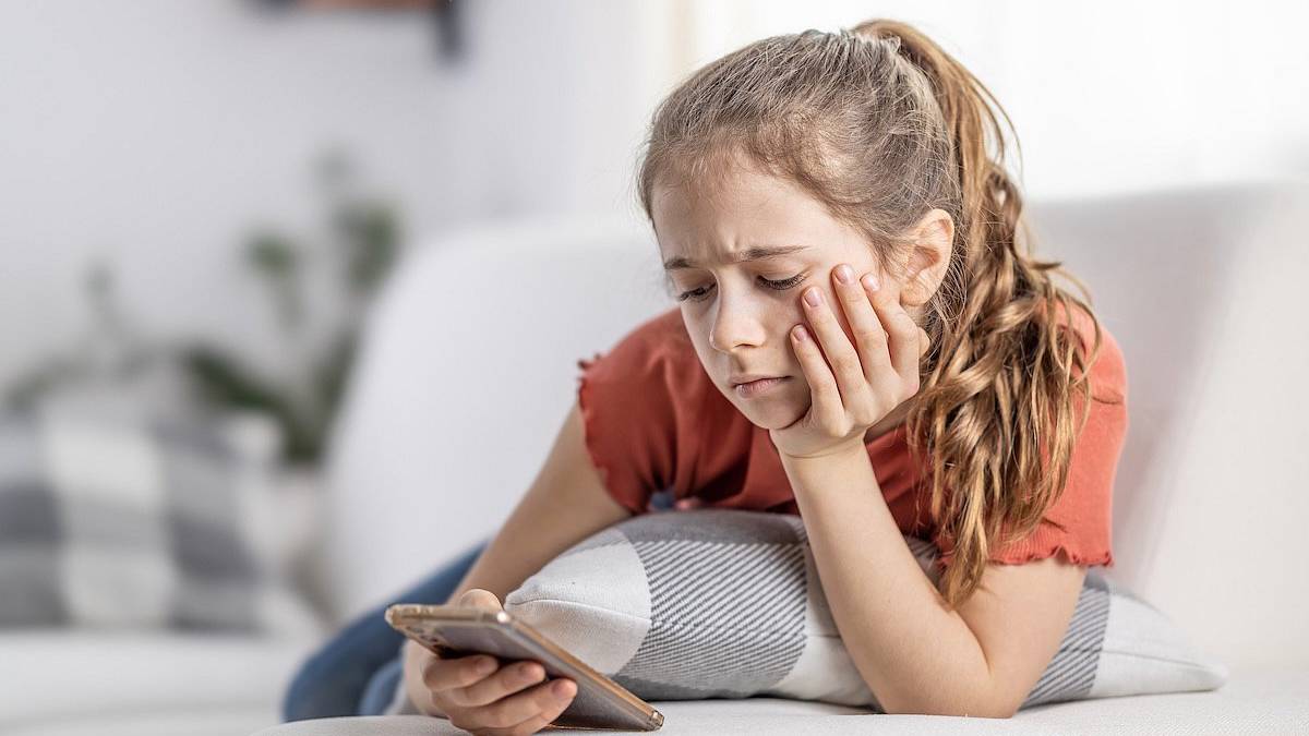 EL USO INTENSIVO DEL CELULAR SE VINCULA CON TRASTORNOS ALIMENTARIOS EN ADOLESCENTES