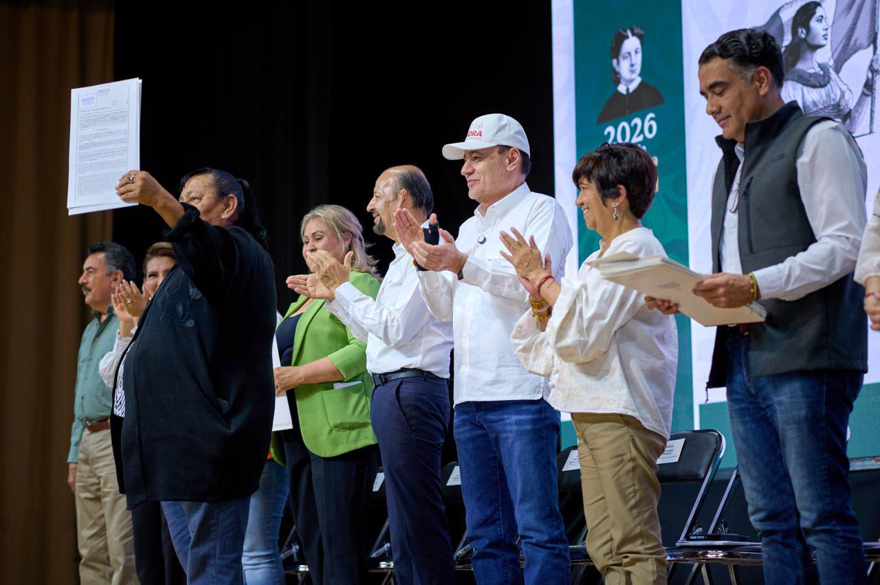 GOBERNADOR DURAZO Y SEDATU ENTREGAN ESCRITURAS  Y FORTALECEN CERTEZA PATRIMONIAL EN SONORA