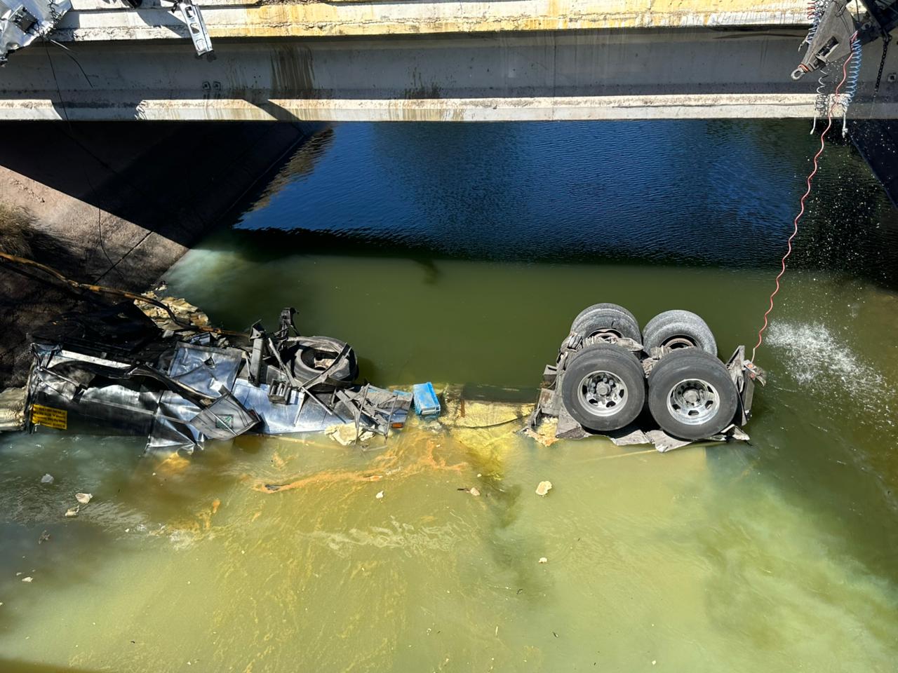 CONTROLAN CUERPOS DE EMERGENCIA DE CAJEME DERRAME TRAS ACCIDENTE DE TRÁILER EN CANAL ALTO