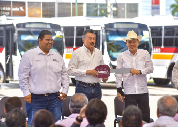 PORQUE ASÍ SE HACE CON BIENESTAR, ENTREGA GOBERNADOR DURAZO A PRESIDENTE LAMARQUE 15 NUEVAS UNIDADES DE TRANSPORTE PÚBLICO EN CAJEME