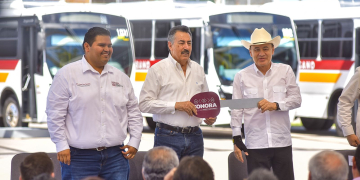 PORQUE ASÍ SE HACE CON BIENESTAR, ENTREGA GOBERNADOR DURAZO A PRESIDENTE LAMARQUE 15 NUEVAS UNIDADES DE TRANSPORTE PÚBLICO EN CAJEME