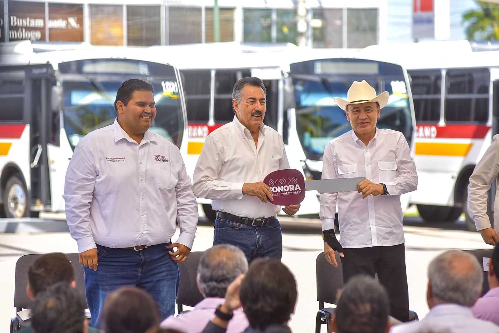 PORQUE ASÍ SE HACE CON BIENESTAR, ENTREGA GOBERNADOR DURAZO A PRESIDENTE LAMARQUE 15 NUEVAS UNIDADES DE TRANSPORTE PÚBLICO EN CAJEME