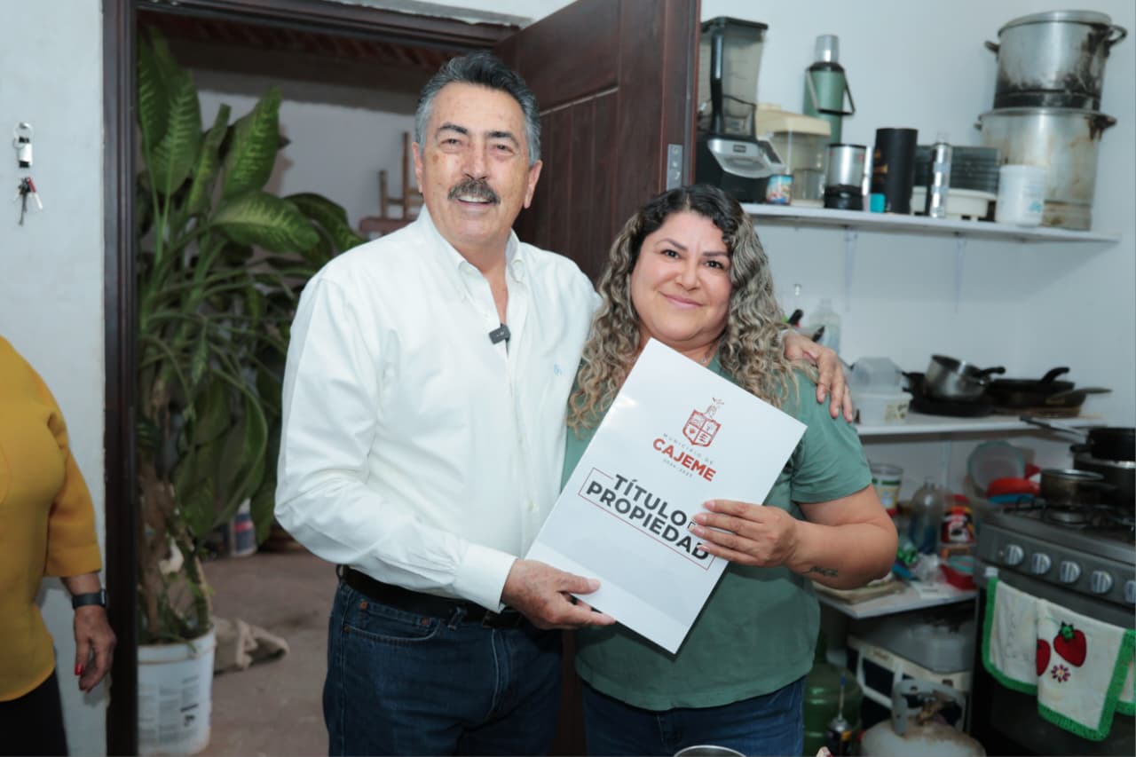 ENTREGA JAVIER LAMARQUE CERTEZA JURÍDICA A FAMILIAS DE LA CUAUHTÉMOC