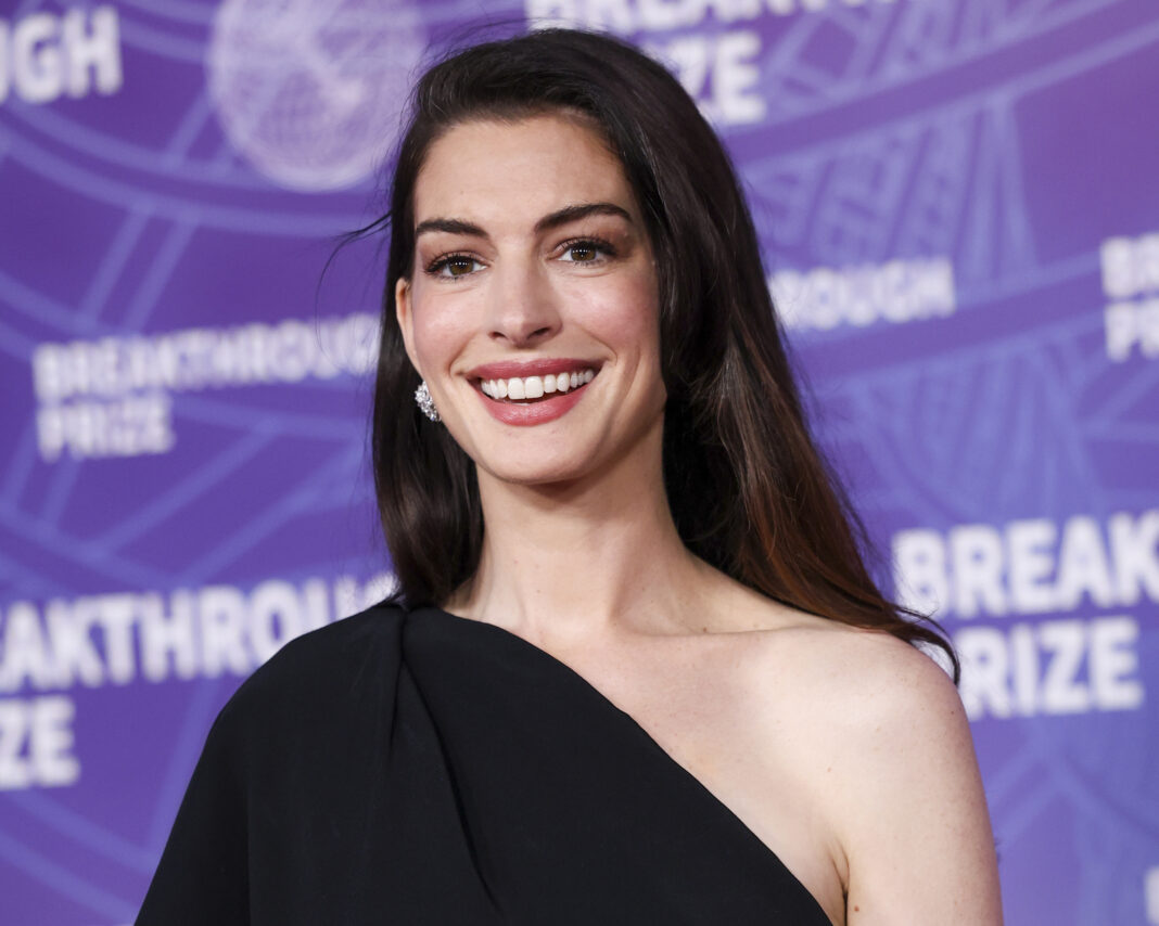ANNE HATHAWAY ES NOMBRADA LA MUJER MÁS BELLA DEL MUNDO, A SUS 43 AÑOS