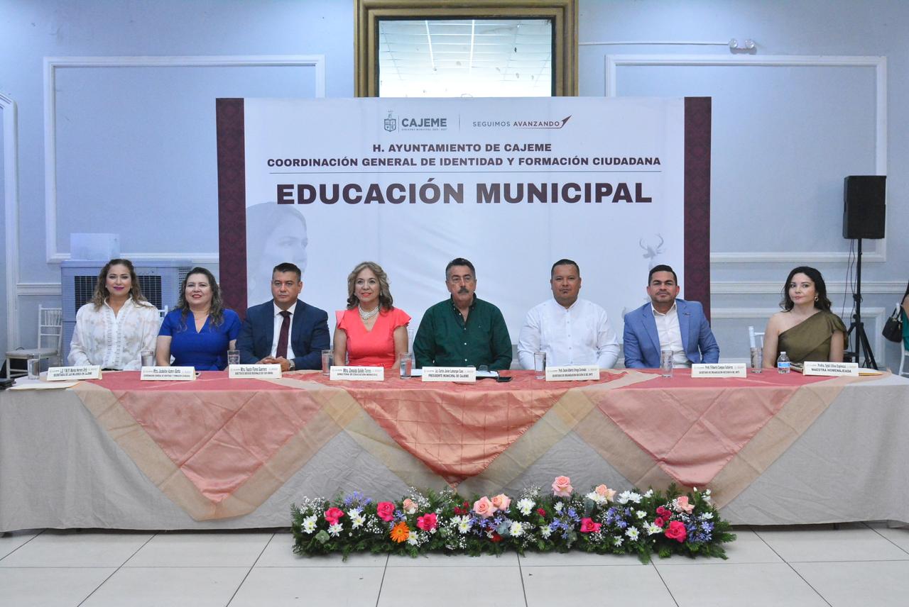 RECONOCEN AYUNTAMIENTO Y SEC A MAESTRAS Y MAESTROS DE CAJEME POR 20 AÑOS DE SERVICIO