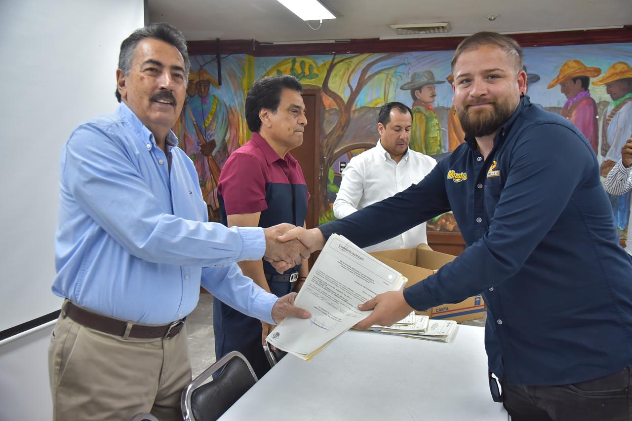 ENTREGAN JAVIER LAMARQUE Y DELEGADO DE LA SICT PERMISOS Y PLACAS A TRANSPORTISTAS DE CARGA Y PASAJE EN CAJEME