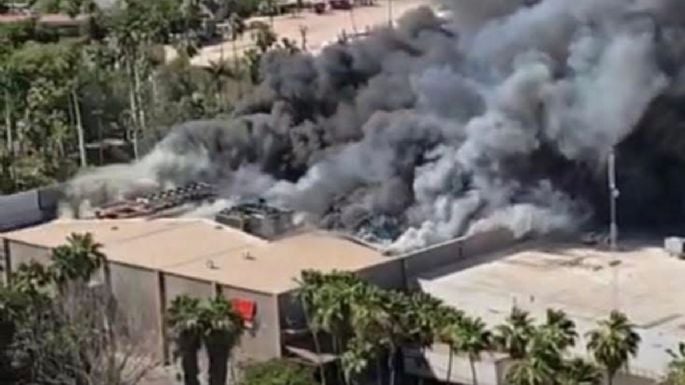FUERTE INCENDIO EN PLAZA DE LOS MOCHIS DEJA AL MENOS 10 MUERTOS