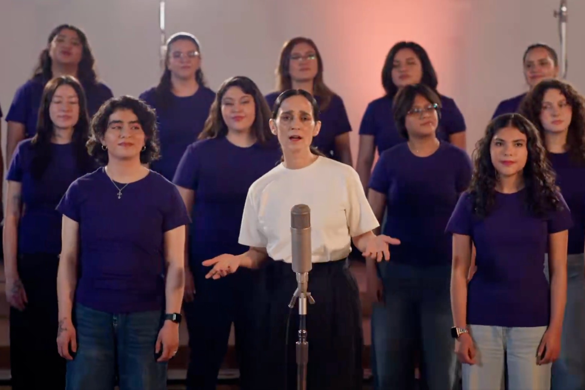 GOBIERNO PRESENTA NUEVA VERSIÓN DE ‘LA NIÑA FUTBOLISTA’, INTERPRETADA POR JULIETA VENEGAS PARA MUNDIAL 2026