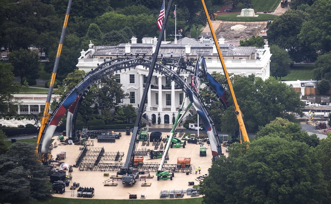 PARA CUMPLEAÑOS DE DONALD TRUMP CONSTRUYEN UN ESTADIO EN EL JARDIN DE LA CASA BLANCA
