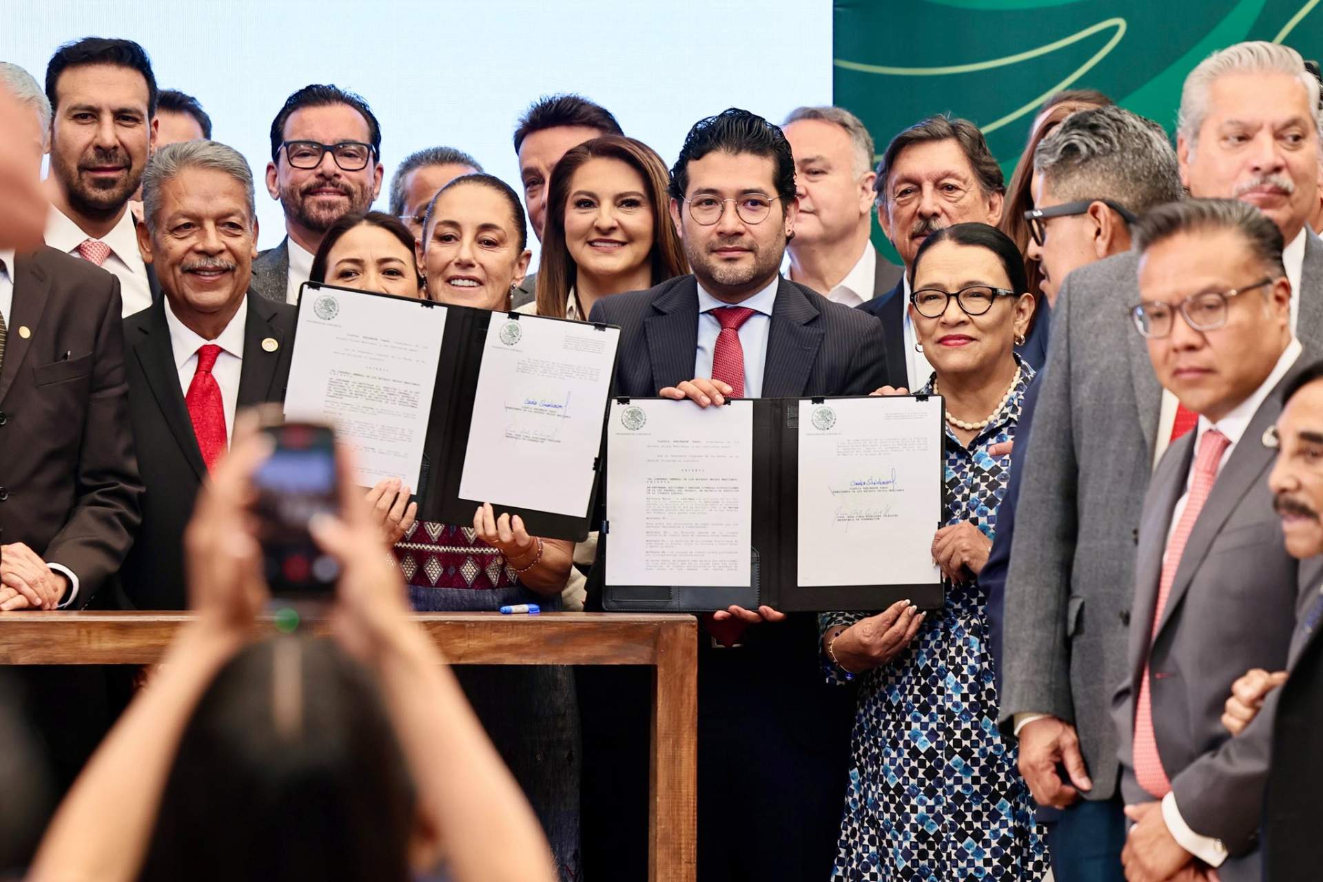 SHEINBAUM FIRMA ACUERDO PARA JORNADA LABORAL DE 40 HORAS