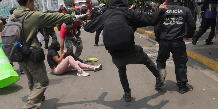 LA CNTE SIGUE EN PROTESTAS EN ESTADOS CON BLOQUEOS Y MARCHAS