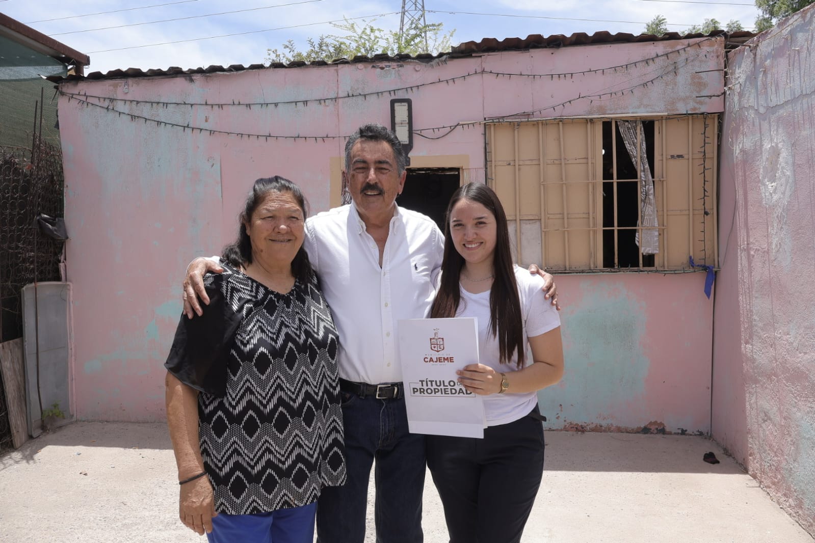 CON JUSTICIA SOCIAL Y CERTEZA JURÍDICA LAMARQUE ENTREGA PERSONALMENTE TÍTULOS DE PROPIEDAD A FAMILIAS DE CAJEME