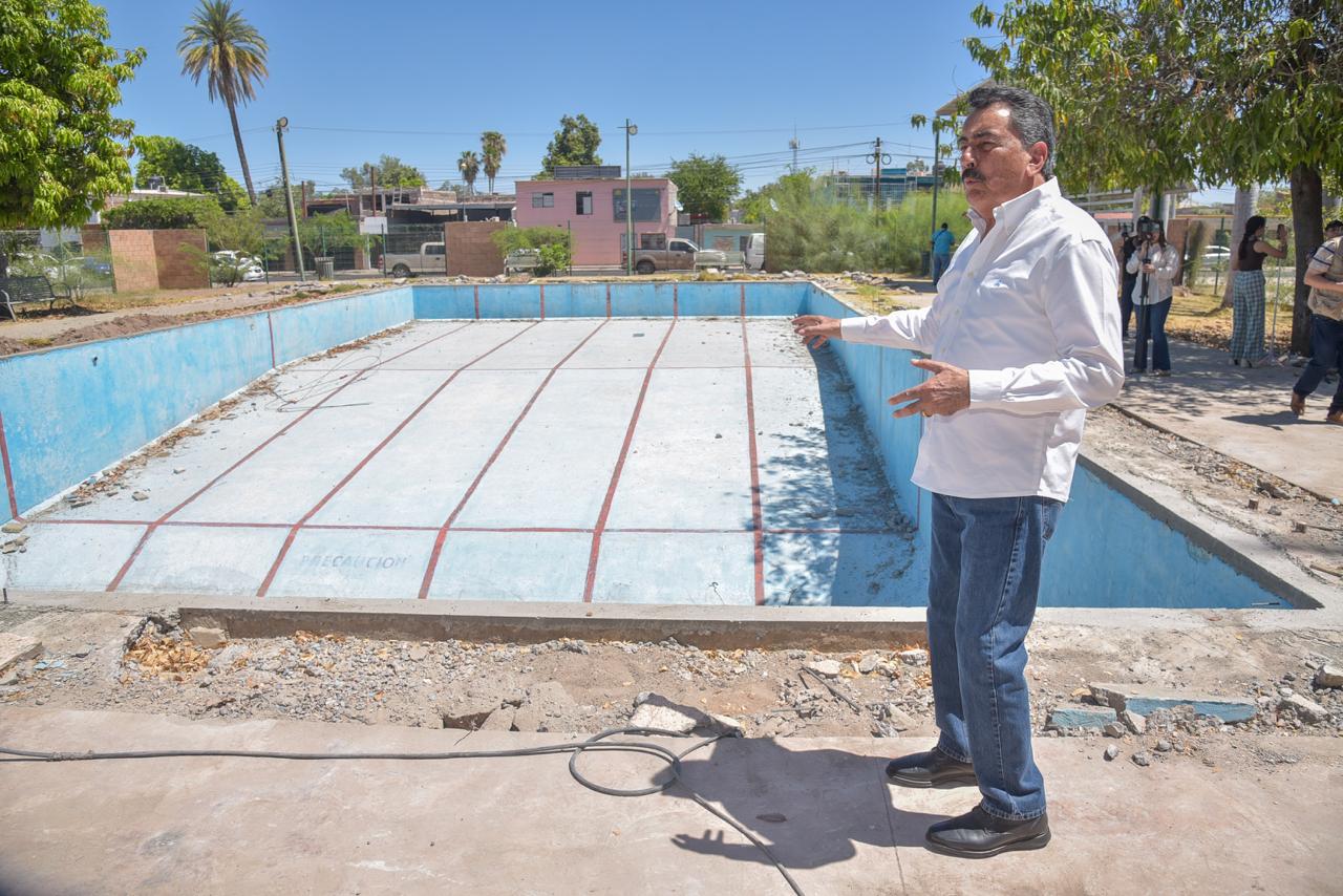 DA BANDERAZO JAVIER LAMARQUE A REMODELACIÓN DE ALBERCA DEL MÓDULO DEPORTIVO DE LA PLAZA CONSTITUCIÓN